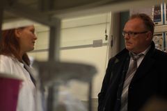 Fiskeriminister Per Sandberg på besøk hos NIFES i Bergen i februar 2016