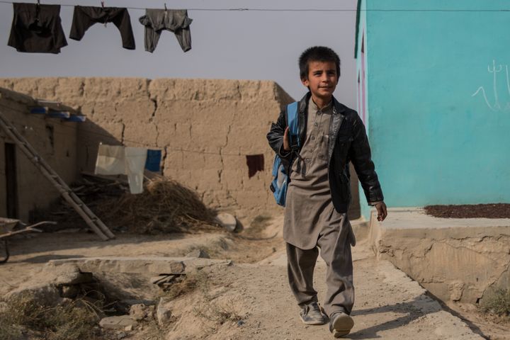 VOKSER OPP I KRIG: Hemat (10) elsker å gå på skole, til tross for at han kan bli utsatt for kidnapping, selvmordsbombere eller tråkke på miner langs skoleveien. Han bor i Afghanistan som er ett av verdens farligste land å vokse opp i, ifølge Redd Barna. FOTO: Stefanie Glinski / Redd Barna