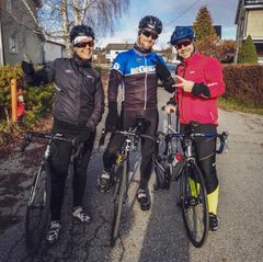 Line og Richard er med i  sykkelgruppen til «Idretten skaper sjanser». Her sammen med Petter Nyquist.