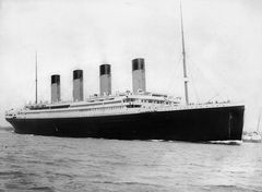 Foto av Titanic: RMS Titanic forlater Southampton 10. april 1912. Foto: F. G. O. Stuart (1843-1923). Wikipedia. Public Domain.