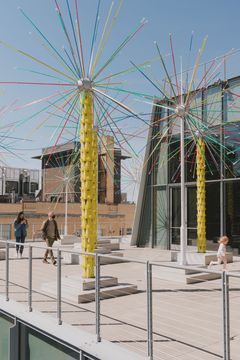 Alia Farid, Palm Orchard, 2022, installasjonsfoto fra Whitney Biennial 2022: Quiet as It’s Kept, foto: Ryan Lowry
