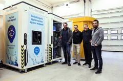 Fire med utfyllende fagkunnskaper som har vært sentrale i utviklingen av spylervæskeautomaten til Vendanor. Fra venstre programvareingeniør Vidar Heltne, daglig leder Harold Wieldraaijer, teknologisjef Ralf Bjarne Taraldset og maskiningeniør Ard Mikal Kleppe.
FOTO: VENDANOR