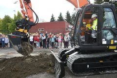 Byråd for næring og eierskap, Geir Lippestad (Ap), markerte første spadetak for landets første fossilfrie anleggsplass ved å sette grabben i jorda på Lambertseter flerbrukshall. Foto: Kultur- og idrettsbygg Oslo KF/ Finn Ståle Felberg