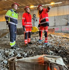 Vegdirektør Ingrid Dahl Hovland passer på at det er full trøkk i arbeidet. Nylig sjekket hun fremdriften sammen med Øyvind Sæther og Hanne Barane Haldorsen i prosjektet. (Foto: Kjell Bjørn Vinje)