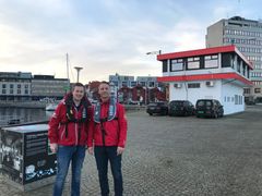 Regionsleder Endre Ytreland ønsker Morten Landråk Asbjørnsen velkommen til Redningsselskapet utenfor kontoret på Ryfylkekaien 3 i Stavanger.