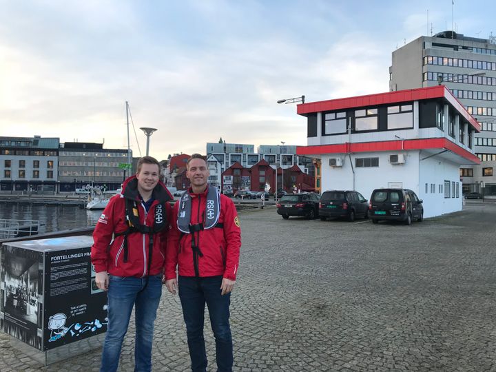 Regionsleder Endre Ytreland ønsker Morten Landråk Asbjørnsen velkommen til Redningsselskapet utenfor kontoret på Ryfylkekaien 3 i Stavanger.