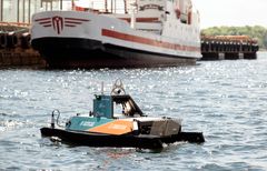 Banebrytende. Dronen er den første i sitt slag i verden som kan operere helt autonomt med å rydde opp marint plastavfall i Oslos havnebasseng. Bildet er tatt ved Honnørbrygga. Foto: Oslo Havn