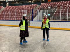 Byråd for næring- og eierskap, Victoria Marie Evensen og  direktør i Kultur- og idrettsbygg, Eli Grimsby på befaring i  Oslos nye storstue for ishockey som nærmer seg ferdigstillelse. Foto: Kultur- og idrettsbygg