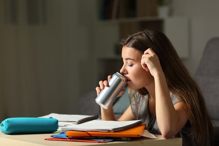 En høy andel barn rapporterer selv å ha drukket energidrikk for å holde seg våken i forbindelse med skolearbeid. Foto: Adobe Stock