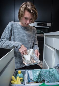 FLINKERE: Stadig flere yngre oppgir at de kildesorterer metallemballasjen sin. FOTO: Johnny Syversen/Grønt Punkt Norge