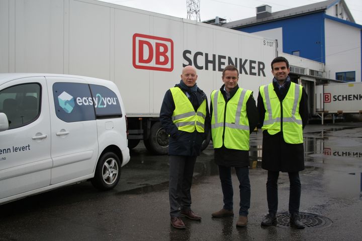 Nettkunder over hele Norge får nå muligheten til å velge tidspunktet for levering av varer på døren, gjennom et nytt samarbeid mellom Easy2You og Schenker. (Fv) Per Anders Kartnes, prosjektdirektør Schenker AS, Espen Slyngstad, Adm.dir Easy2You og Vanja Delalic, Direktør Direktør e-handel/post i Easy2You. Foto: Kristin Vist