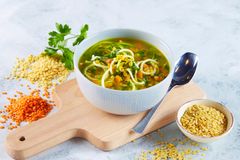Stadig flere ønsker seg en kjøttfri middag i uken. Hva med en kjempegod og mettende linsesuppe?