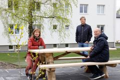 Foran sitter styremedlem Marianne Dahl Treseng og styreleder Morten Hermansen. Bak står prosjektleder Vidar Frydenborg i OBOS Prosjekt. Foto: Trygve Indrelid