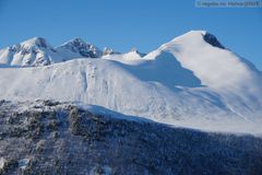 Skikjørerutløst skred fra Steinberget, ved Kirketaket, i Romsdal. 07.04.2022. Foto: Halvor Hagen/Regobs