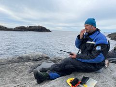 Forsker Petter Kvadsheim holder utkikk på Æsøya utenfor Stamsund i Lofoten.
