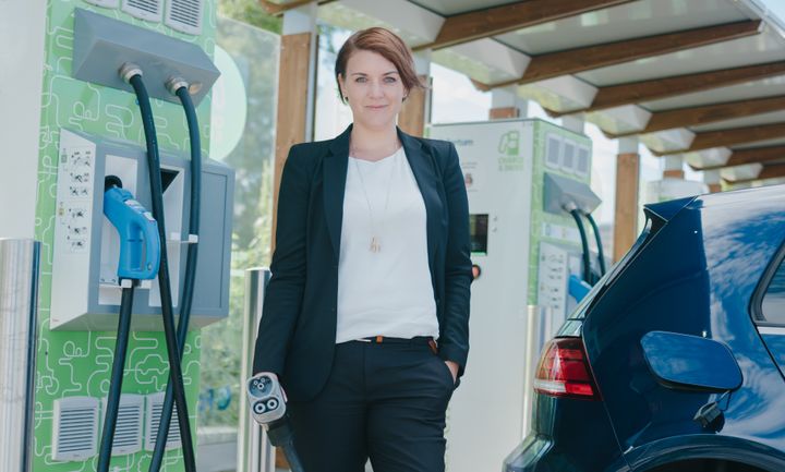 Det må bli like enkelt å lade som å fylle bensin og diesel om elbil skal bli for alle, mener Christina Bu i Norsk elbilforening (Foto: Einar Aslaksen/Norsk elbilforening)
