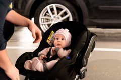 NAF mener at kravet til sikkerhet ved frontkollisjon bør økes og sidekollisjon inkluderes i godkjenningen av alle bilstoler for babyer. (Foto: NAF)