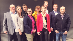 Rune Hetland, Bente Håvimb, Pål Lomeland, Emma Schiro, Lisbeth Morlandstø, Hallvard Moe, Magnus Reitan, Kristian Tolonen og Helle Sjøvaag (ikkje tilstades) skal hjelpe direktør Mari Velsand og Medietilsynet med å utvikle eit nytt mediemangfaldsrekneskap. Foto Medietilsynet