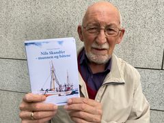 I en alder av 76 år bokdebuterer Ingvald Hanssen fra Sørreisa med «Nils Skandfer – mannen og båtene». Foto: Bok i Nord