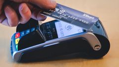 I fjor trakk vi betalingskortet i snitt 441 ganger hver. Men for kontaktløs betaling har vi ikke et godt norsk ord. Nå vil Bank Axept at alle kortbrukere skal bli med på en dugnad for å finne ordet.