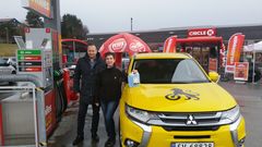 AKSJONSKLARE. Frank Roger Brakstad i Circle K og NAVN, lokalleder for NAF i Bergen, er klare til å gå i gang med årets påskeaksjon ved Circle K NAVN. Foto: Circle K