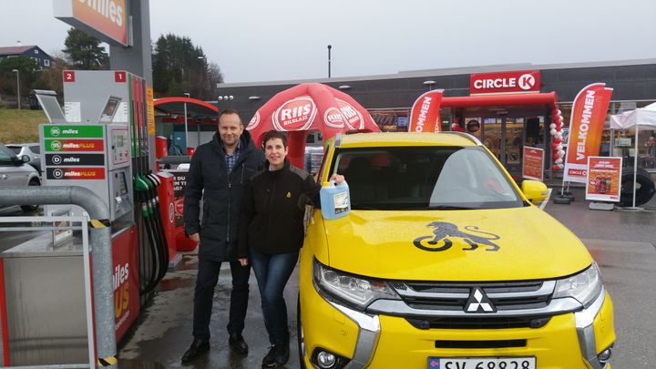 AKSJONSKLARE. Frank Roger Brakstad i Circle K og NAVN, lokalleder for NAF i Bergen, er klare til å gå i gang med årets påskeaksjon ved Circle K NAVN. Foto: Circle K