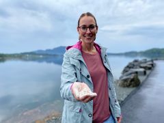 SJEKKER: Utviklingssjef Linda Karlsson i Felleskjøpet Fôrutvikling sjekker konsistensen på det nye norske bufferstoffet.