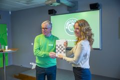 MOTTOK RAPPORT: Arbeids- og sosialminister Anniken Hauglie (H) mottok i dag rapporten "Rustet for arbeidslivet" av KIWI-sjef Jan Paul Bjørkøy. I rapporten forteller KIWI om erfaringene fra kjedeskolen KIWIskolen.