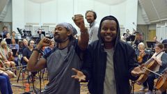 Madcon fremfører årets BlimE-låt. Her sammen med KORK. Foto: Geir Evensen/NRK