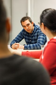 Eirik Laastad (29) er frivillig norsklærer for innvandrere på Robin Hood Huset i Bergen, og nominert til Årets nykommer i frivilligheten under Frivillighetsprisen fag & fest 2016.