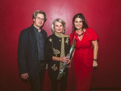 Erik Brattaas fikk NOPAs formidlingspris, Karin Krog fikk NOPAs hederpris. Her med styreleder Ingrid Kindem. Foto: Christoffer Krook