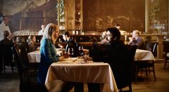 Alex Wolff og Thea Sofie Loch Næss i rollene som Leonard Cohen og Marianne Ihlen. Foto: Ronald Plante/Redpoint productions/NRK