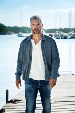 Nicolai Cleve Broch har hovedrolle i "Mordene i Sandhamn" som får premiere 3. august på C More og TV 2 Sumo. Foto: Johan Paulin / C More