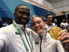Annika Sælid og trener Wayne Otto i etterkant av Sælids karate-gull i forrige ungdoms-OL i Argentina. Foto: Norges Kampsportforbund.