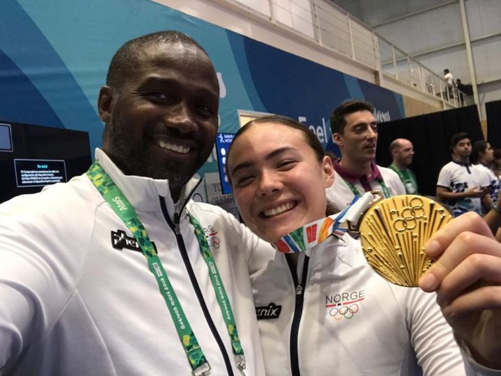 Annika Sælid og trener Wayne Otto i etterkant av Sælids karate-gull i forrige ungdoms-OL i Argentina. Foto: Norges Kampsportforbund.