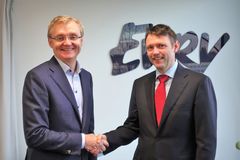 Kolbjørn Haarr, konserndirektør i EVRY og Erling Thiis, CFO, CRO, Head of HR &Administration i NordPool, signerte en ny kontrakt i dag.