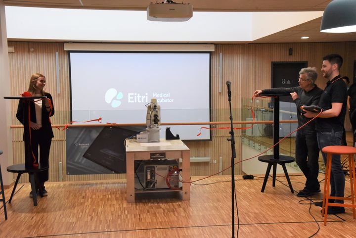 En robot utviklet av selskapet Retrams AS klippet snoren da helseinkubatoren «Eitri» ble offisielt innviet. Til høyre i bildet dekan ved Det medisinske fakultet, Per Bakke. Foto/ill.: 
Paul André Sommerfeldt, UiB
