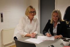 Signert e samarbeid. Generalsekretær i Nasjonalforeningen for folkehelse, Lisbet Rugtvedt og Hege Jørgensen fra Serieforeningen for Kvinneforball signerte samarbeidsavtalen mellom de to foreningene. Dette er starten på et spennende samarbeid.