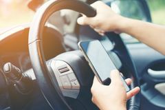 Bruk av mobil bak rattet og fikling med store, nye skjermer i bilene er blant de viktigste årsakene til store og små trafikkulykker.
