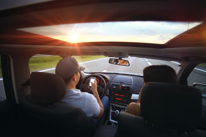 Bilister som fikler med mobilen mens de kjører er farlig og kommer høyt på irritasjonstoppen. Foto: Pixabay.