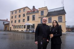 Per Sandberg og Bahareh Letnes tar tv-seerne med på innsiden av deres Grand Hotel i Halden. Foto: Espen Solli/Salto Film og Fjernsyn/TV 2