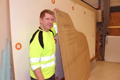 «Maldesigner» Kjell Børge Birkenes skanner og bearbeider nær 400 maler fra kunde hvert år. En av mange spesielle er dette «flygellokket». Totalt lager han omtrent 1 000 arbeidstegninger hver måned.