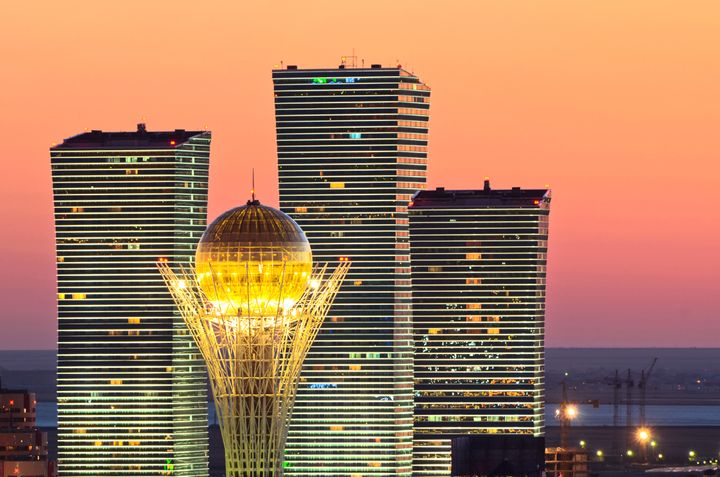 Nur-Sultan. Bayterek, et 97 meter høyt monument med observasjonstårn. Det er relatert til et kasakhisk folkeeventyr om livets tre og en magisk lykkefugl. Tårnetts høyde viser til året da hovedstaden ble flyttet fra Almaty til Nur-sultan i 1997.