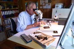 Mikroskopet har vært et helt nødvendig arbeidsredskap når Sverre Morken har designet sine frimerker. Foto: Birger Morken