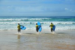 Michel Tornéus tester ut surfing for første gang i Portugal.