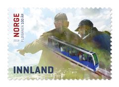 Vognen «Rødhette» og turist som nyter utsikten fra Fløyen.