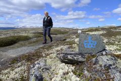 Kongevegen er merket med den blå kongekrona. Her ved Hardbakken, med Snøhetta i bakgrunnen. Foto: Marit Johansson, Statens vegvesen