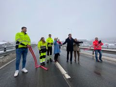 Stemningen var god da statssekretær Jakob Bjelland kuttet snora på rv. 4 Sandvoll - Amundrud sammen med prosjektleder Jan Erik Kvarberg i Anlegg øst, lærlingene Sander Hovde og Tiril Sølie Halvorsen, ordfører Randi Eek Thorsen, utbyggingsdirektør Kjell Inge Davik, vegdirektør Ingrid Dahl Hovland og byggeleder John Bekken. (Foto: Per Kollstad/Statens vegvesen)