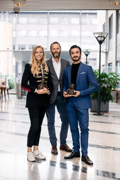 Prisvinnerne Gina Storm-Jensen og Lucas Lima sammen med Thomas Wilhelmsen fra Tom Wilhelmsens stiftelse. Foto: Stefy Gutovska.