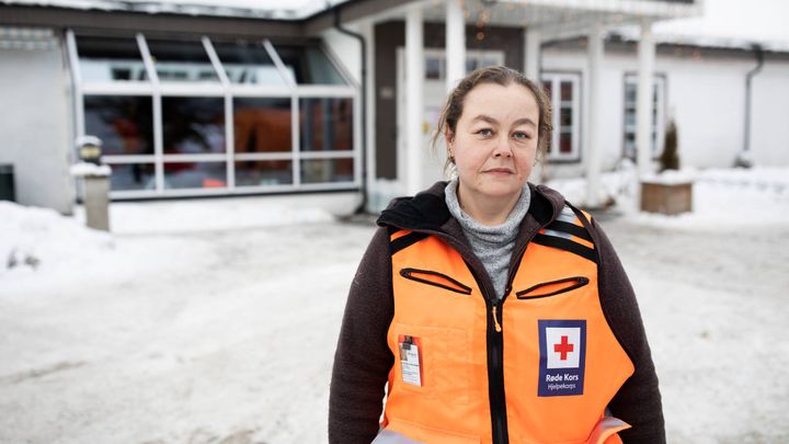 Lena Kristin Johannessen (37) ble kalt ut som Røde Kors-frivillig den dagen leirraset i Gjerdrum gikk. (Foto: Anders Fehn, NRK)